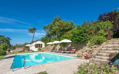 Villa Taragnano: Vand, Plante, Himmel, Bygning, Blå, Svømmepøl, Træ, Stol, Udendørs Møbler, Sky