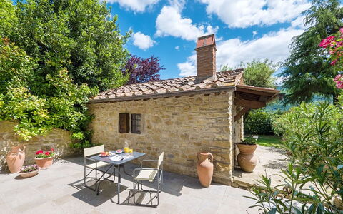 Villa Taragnano: Sky, Plante, Himmel, Bygning, Ejendom, Blomsterkrukke, Vindue, Træ, Hus, Sommerhus