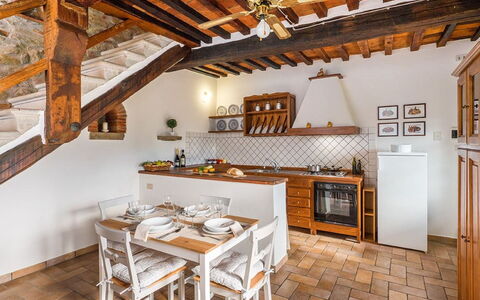 Villa Taragnano: Ejendom, Møbel, Cabinetry, Bord, Countertop, Træ, Indretning, Køkken, Køkken Apparat, Bygning