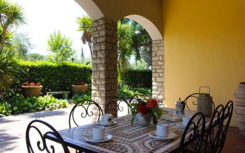 Il Poggiolo: Plante, Bord, Ejendom, Møbel, Bordservice, Blomsterkrukke, Bygning, Azure, Stol, Stueplante