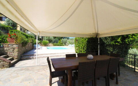 Il Poggiolo: Bord, Plante, Møbel, Ejendom, Stol, Blomsterkrukke, Bygning, Skygge, Udendørs Møbler, Udendørs Bord