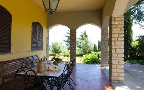 Il Poggiolo: Plante, Ejendom, Bygning, Himmel, Skygge, Belysning, Vindue, Bord, Indretning, Gadebelysning