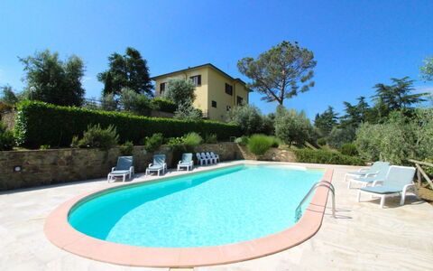 Il Poggiolo: Vand, Himmel, Plante, Bygning, Azure, Svømmepøl, Træ, Udendørs Møbler, Skygge, Rektangel