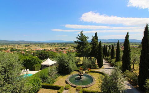 Il Poggiolo: Himmel, Sky, Plante, Træ, Naturlige Landskab, Botanik, Land Lot, Græs, Lærk, Landskab