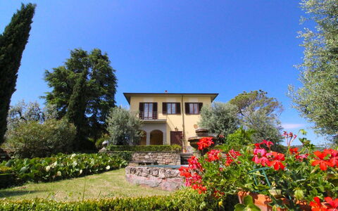 Il Poggiolo: Himmel, Plante, Blomst, Bygning, Ejendom, Vindue, Plantesamfund, Naturlige Landskab, Træ, Hus