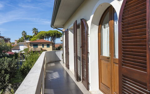 Residenza Garosi: Himmel, Daytime, Ejendom, Sky, Plante, Bygning, Skygge, Boligområde, Træ, Træ