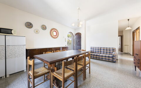 Residenza Garosi: Bord, Møbel, Billedramme, Bygning, Træ, Indretning, Belysning, Stol, Hus, Etage