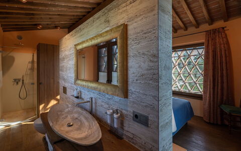 Villa Dorothea: Spejl, Tap, Sanitærarmatur, Ejendom, Møbel, Håndvask, Vindue, Bygning, Badeværelse, Træ