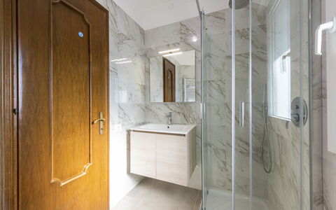 Casa Serchio: Spejl, Bygning, Ejendom, Sanitærarmatur, Tap, Håndvask, Dør, Hus, Badeværelse