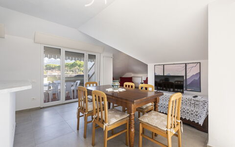 Casa Serchio: Bord, Møbel, Stol, Bygning, Træ, Cabinetry, Indretning, Køkken, Etage