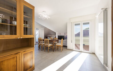 Casa Serchio: Bord, Møbel, Bygning, Cabinetry, Træ, Stol, Hal, Indretning, Belysning, Hus