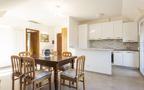 Casa Serchio: Bord, Møbel, Ejendom, Cabinetry, Træ, Countertop, Indretning, Gulvbelægning, Stol, Etage