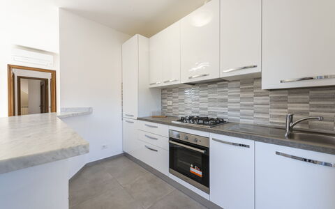 Casa Serchio: Cabinetry, Countertop, Håndvask, Køkkenvask, Tap, Bygning, Komfur, Træ, Belysning, Indretning