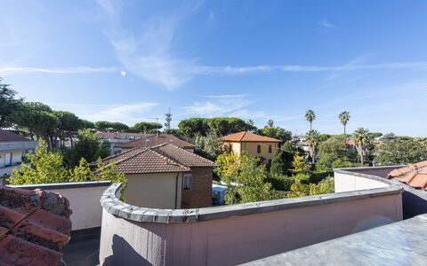 Casa Serchio: Sky, Himmel, Ejendom, Bygning, Azure, Hus, Træ, Plante, Vindue, Skygge
