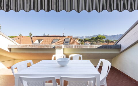 Casa Serchio: Bygning, Daytime, Ejendom, Lys, Skygge, Bord, Træ, Stol, Arkitektur, Belysning