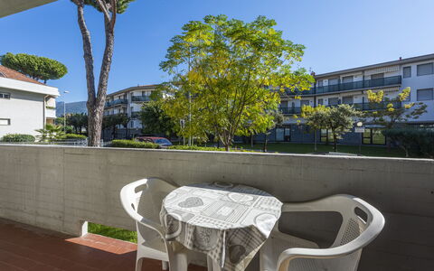 Casa Marina: Himmel, Daytime, Bord, Bygning, Møbel, Træ, Vindue, Urban Design, Udendørs Møbler, Stol