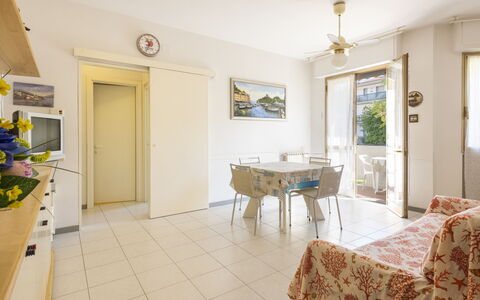 Casa Marina: Billedramme, Ejendom, Møbel, Vindue, Bord, Træ, Indretning, Gul, Stol, Gulvbelægning