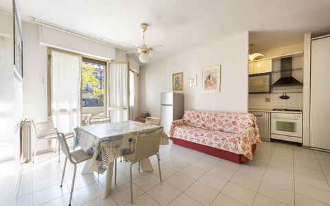 Casa Marina: Møbel, Billedramme, Bord, Cabinetry, Skuffe, Vindue, Træ, Kommode, Bygning, Stol