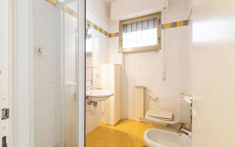 Casa Marina: Håndvask, Ejendom, Sanitærarmatur, Tap, Bygning, Badeværelsesvask, Badeværelse, Purple, Indretning