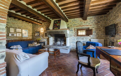 Villa Chio: Bord, Møbel, Couch, Blå, Stol, Azure, Stue, Billedramme, Indretning, Træ