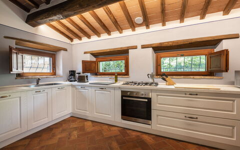 Villa Chio: Countertop, Cabinetry, Møbel, Ejendom, Tap, Vindue, Bygning, Køkken, Stueplante, Køkken Apparat