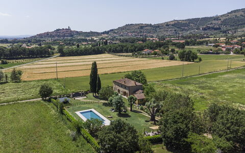 Villa Chio: Himmel, Plante, Træ, Naturlige Landskab, Urban Design, Bjerg, Boligområde, Bjergrige Landskabsformer, Almindeligt, Græs-