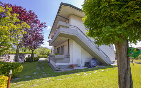 Pontremoli Apartments: Plante, Himmel, Bygning, Ejendom, Træ, Blad, Arkitektur, Land Lot, Skygge, Sommerhus