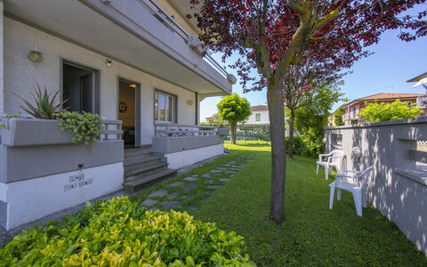 Pontremoli Apartments: Plante, Daytime, Ejendom, Grøn, Botanik, Blad, Bygning, Gul, Træ, Skygge