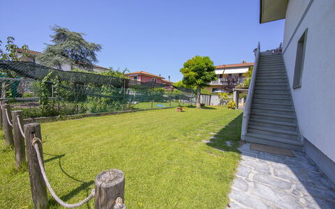 Pontremoli Apartments: Plante, Himmel, Ejendom, Bygning, Træ, Land Lot, Græs, Urban Design, Skygge, Ejendom