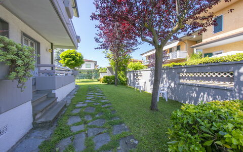 Pontremoli Apartments: Plante, Ejendom, Bygning, Vejbelægning, Træ, Vegetationen, Urban Design, Græs, Himmel, Skygge