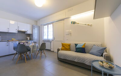 Pontremoli 3: Bord, Møbel, Couch, Komfort, Bygning, Pude, Træ, Stue, Belysning, Indretning