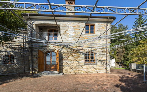 Villa Montignoso: Ejendom, Himmel, Vindue, Bygning, Træ, Dør, Elektricitet, Hus, Boligområde