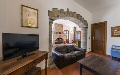 Villa Montignoso: Billedramme, Møbel, Bord, Bygning, Couch, Komfort, Træ, Indretning, Arkitektur, Skuffe