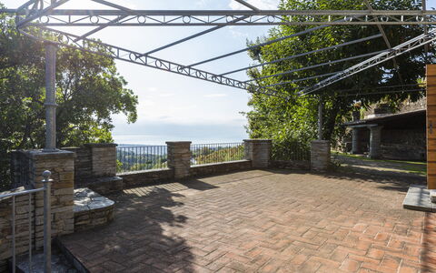 Villa Montignoso: Himmel, Sky, Daytime, Ejendom, Plante, Skygge, Vejbelægning, Boligområde, Græs, Træ