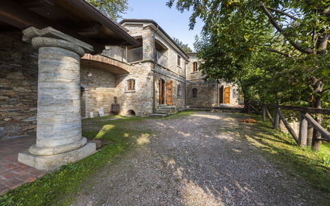 Villa Montignoso: Plante, Ejendom, Bygning, Himmel, Vindue, Træ, Hus, Vejbelægning, Sommerhus, Græs