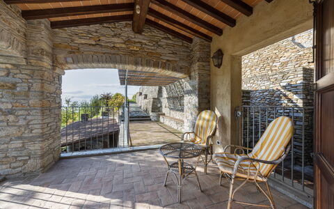 Villa Montignoso: Plante, Møbel, Bygning, Ejendom, Bord, Stol, Træ, Skygge, Hus, Træ