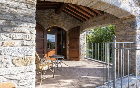 Villa Montignoso: Ejendom, Plante, Træ, Skygge, Murværk, Stol, Mursten, Ejendom, Bjælke, Træ