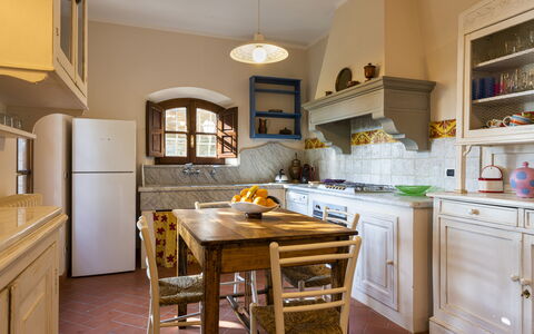 Villa Montignoso: Cabinetry, Countertop, Ejendom, Møbel, Køkken Apparat, Komfur, Træ, Køkken, Indretning, Bord