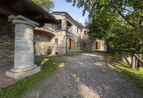 Villa Montignoso: Plante, Ejendom, Bygning, Himmel, Vindue, Træ, Hus, Vejbelægning, Sommerhus, Græs