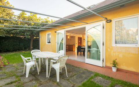 Villa Isola: Plante, Bygning, Møbel, Ejendom, Vindue, Bord, Stol, Indretning, Skygge, Arkitektur