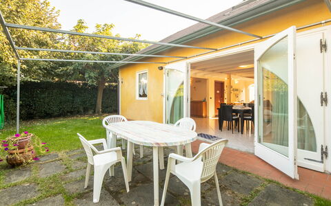 Villa Isola: Møbel, Plante, Bord, Ejendom, Vindue, Bygning, Stol, Skygge, Dør, Udendørs Bord