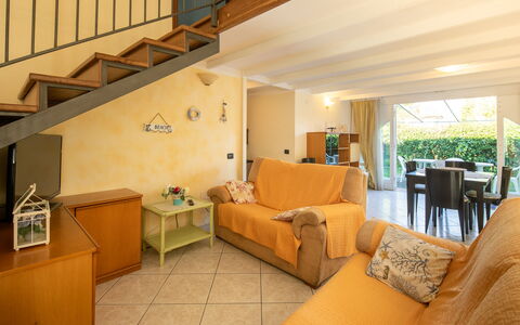 Villa Isola: Møbel, Ejendom, Bord, Komfort, Couch, Bygning, Orange, Træ, Indretning, Etage