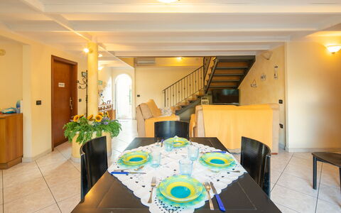 Villa Isola: Bord, Ejendom, Møbel, Plante, Stol, Belysning, Indretning, Arkitektur, Stueplante, Hal