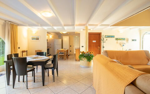 Villa Isola: Møbel, Stol, Bygning, Plante, Bord, Arkitektur, Stueplante, Gulvbelægning, Etage, Træ