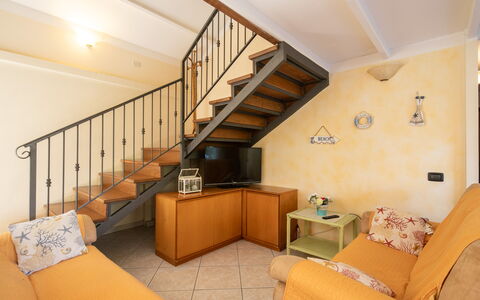 Villa Isola: Møbel, Ejendom, Bygning, Komfort, Couch, Træ, Billedramme, Indretning, Trappe, Arkitektur