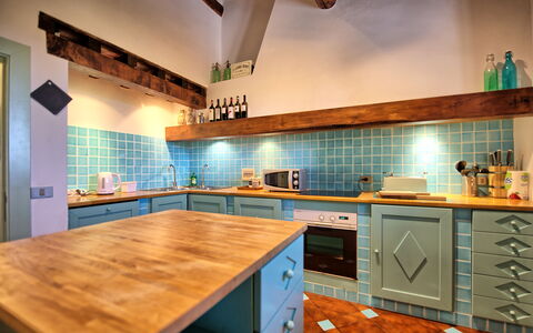 Villa Paneretta: Countertop, Cabinetry, Ejendom, Køkken, Køkken Apparat, Komfur, Træ, Køkkenvask, Skuffe, Belysning