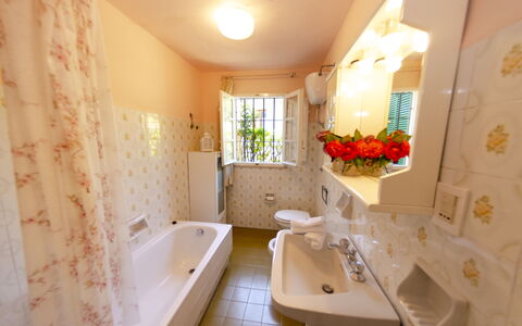 Alla Collina Del Sole: Badekar, Sanitærarmatur, Ejendom, Badeværelse, Bygning, Indretning, Arkitektur, Vindue, Spejl, Plante