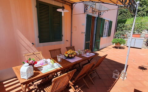 Alla Collina Del Sole: Bord, Møbel, Vindue, Ejendom, Plante, Bygning, Stol, Træ, Blomsterkrukke, Udendørs Bord