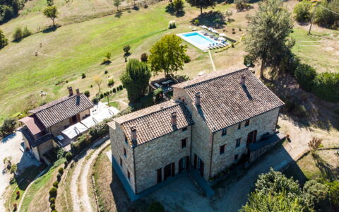 Villa Lugnano: Plante, Bygning, Vindue, Hus, Land Lot, Træ, Græs, Boligområde, Urban Design, Landskab