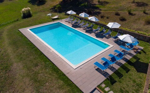 Villa Lugnano: Bygning, Plante, Svømmepøl, Vand, Azure, Rektangel, Hus, Græs, Skygge, Urban Design